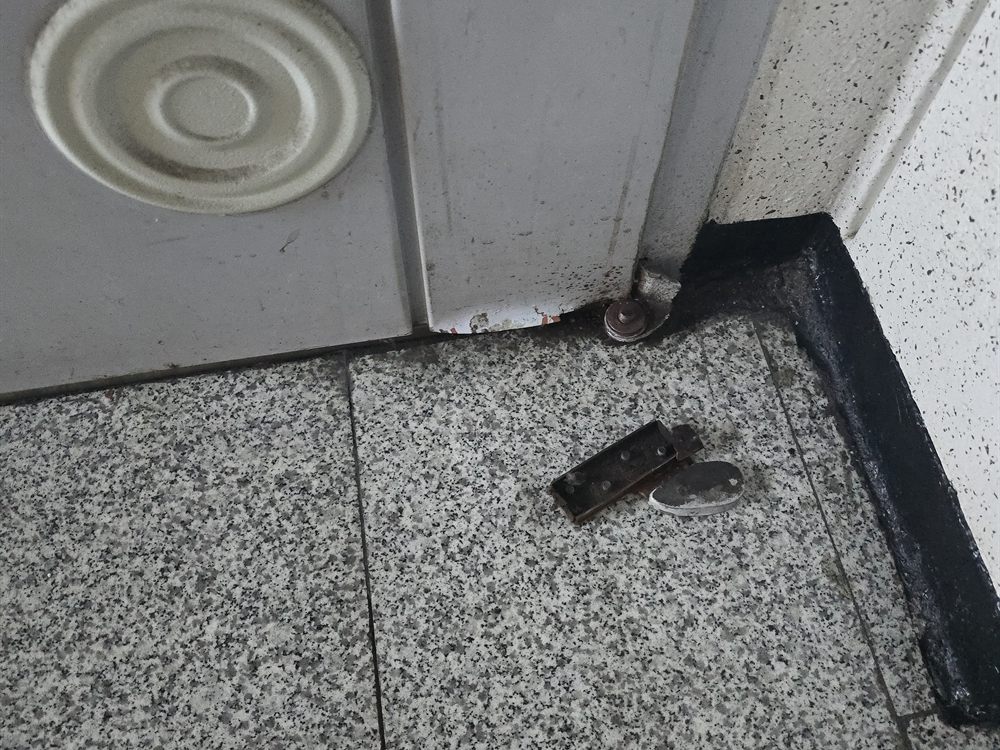 서울 성동구 성동구 아파트 현관문 힌지 떨어짐 용접 시공 전 – 수리 전 상태