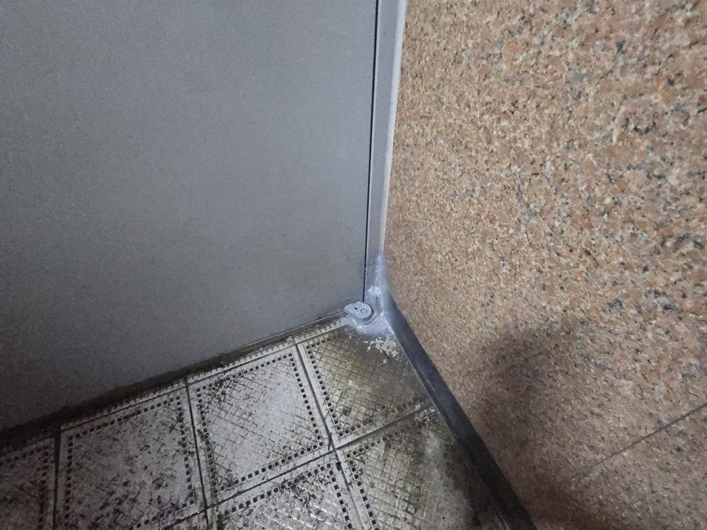 경기 시흥시 시흥 빌딩 문틀 부식 수리 시공 후 – 용접 수리 완료
