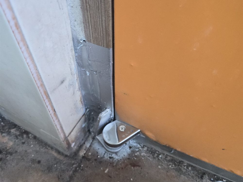 경기 시흥시 시흥 식당 문틀 부식 수리 시공 후 – 용접 수리 완료