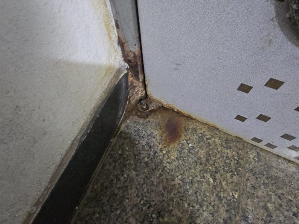경기 오산시 오산 빌라 현관문 문틀 부식 수리 시공 전 – 수리 전 상태
