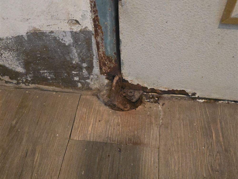인천 빌라 인천 빌라 반지하 현관문 문틀 부식 수리 시공 전 – 수리 전 상태
