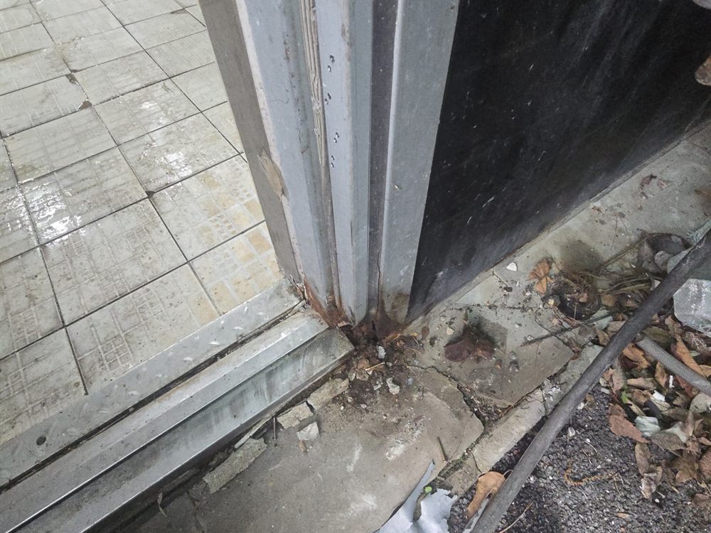 경기 포천시 포천 식당 문틀 부식 수리 시공 전 – 수리 전 상태
