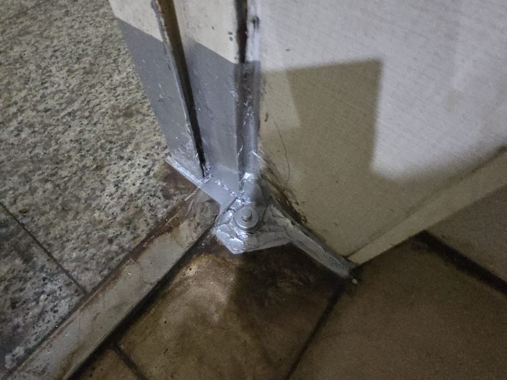 경기 화성시 동탄 화성 동탄 상가 문틀 부식 수리 시공 후 – 용접 수리 완료