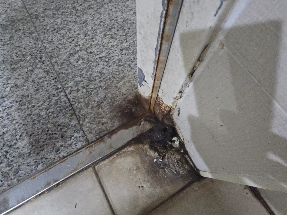 경기 화성시 동탄 화성 동탄 상가 문틀 부식 수리 시공 전 – 수리 전 상태